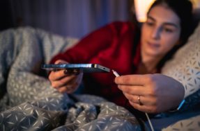 Carregador na cama: por que isso pode ser perigoso e deve ser evitado