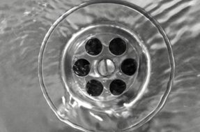 Faça isso uma vez por semana e diga adeus ao mau cheiro nos ralos, segundo encanadores