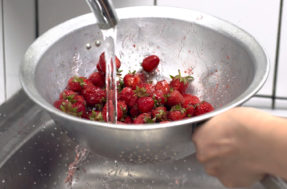 Antes de preparar o doce, veja como limpar bem o morango e remover agrotóxicos