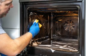 Esqueça o vinagre! Esse ingrediente faz o forno brilhar como novo em poucos minutos