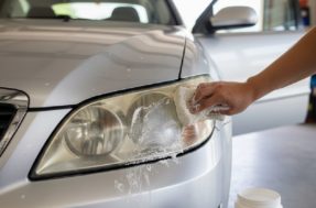 Seu carro vai parecer 0 km: truque caseiro faz farol amarelado brilhar de novo