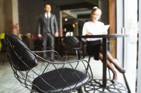 Empurrar a cadeira ao ir embora não é um ato automático, mas sim um sinal psicológico