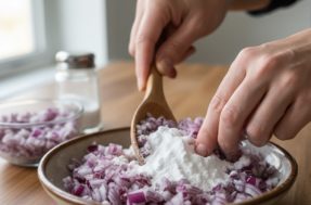 Truque caseiro com cebola e bicarbonato está viralizando e o motivo é surpreendente