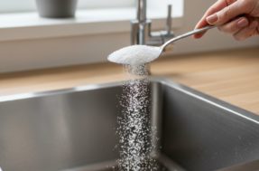 Jogar sal no ralo antes de dormir? Quem começa nunca mais para esse hábito