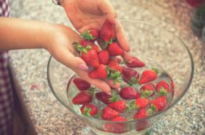 Nem vinagre, nem água da torneira: veja como lavar morango do jeito certo e não estragar a fruta