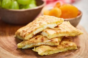 Pão de queijo de frigideira em 5 minutos: a receita deliciosa e ‘queijuda’ que você procurava!