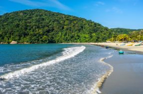 A praia campeã de contaminação está entre as mais cheias do verão no Brasil