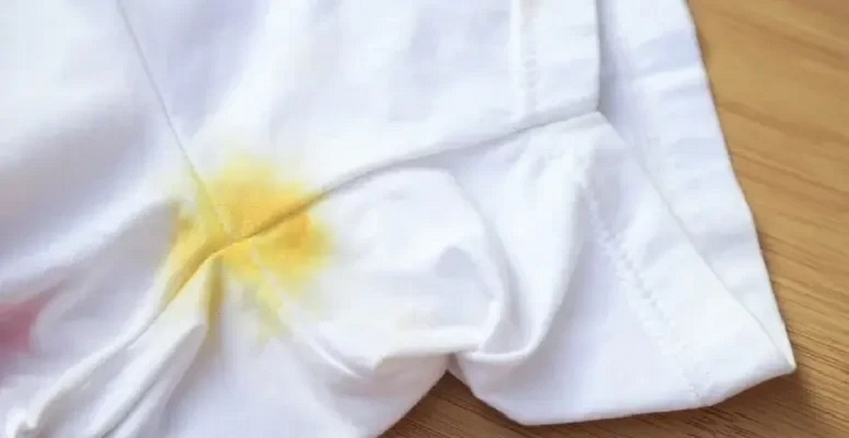 Branco de novo! Como clarear manchas amareladas em roupas brancas em ...